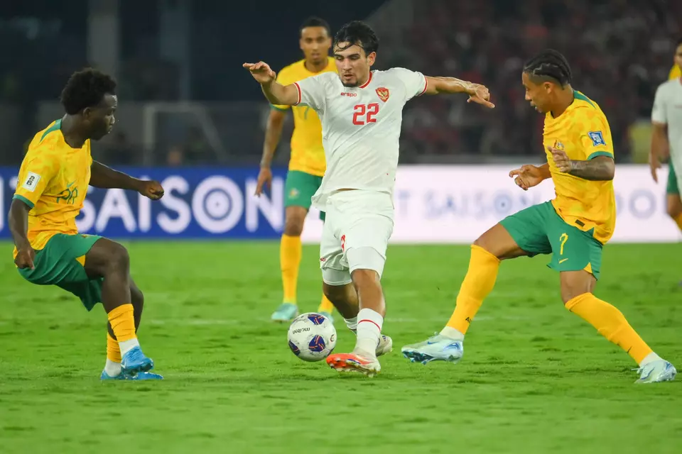 Indonesia's Nathan Tjoe A On (center) attempts to bypass Australia's Samuel Silvera (right) during their Group C match in the third round of the 2026 World Cup qualifiers at Gelora Bung Karno Stadium, Jakarta, on Sept. 10, 2024. The match ended in a 0-0 draw. (ANTARA FOTO/Aditya Pradana Putra)