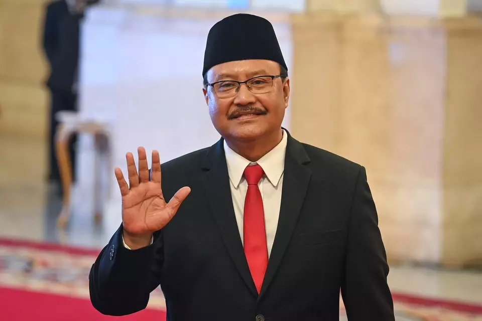 PBNU Secretary-General Saifullah Yusuf waves at the camera on the sidelines of his inauguration ceremony at the State Palace in Jakarta on Sep. 11, 2024. (Antara Photo/Sigid Kurniawan)