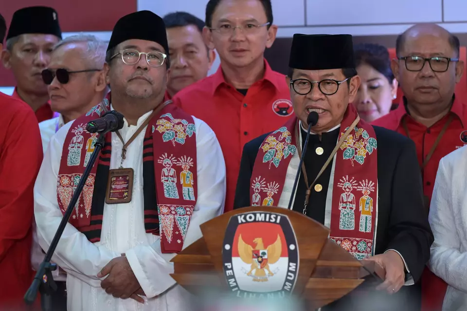 Jakarta governor candidate Pramono Anung (right) and his running mate Rano Karno (left) hold a press conference in Jakarta on August 28, 2024. (Antara Photo/Fauzan)