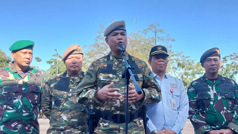 Lieutenant General Tandyo Budi Revita, Deputy Chief of Staff of the Indonesian Army, addresses reporters following the induction of 500 new reserve components (komcad) for the army in Banjarbaru, South Kalimantan, on Wednesday, September 11, 2024. (Beritasatu.com/Rama Sukarta)