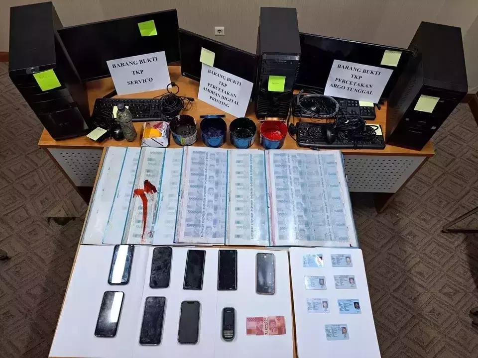Police show items seized from a counterfeit money syndicate at the National Police headquarters in Jakarta, Thursday, Sept. 12, 2024. (B-Universe Photo/Anisa Fauziah)