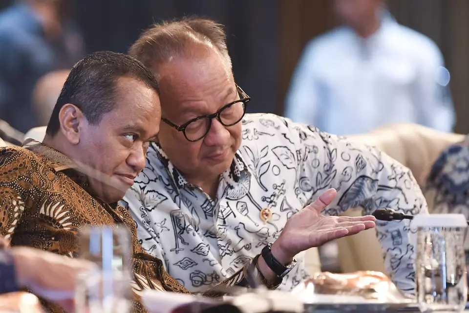 Energy Minister Bahlil Lahadalia (left) speaks with Industry Minister Agus Gumiwang before the final cabinet meeting starts at the new capital's Garuda Palace on Sep. 13, 2024. (Antara Photo/M Risyal Hidayat)