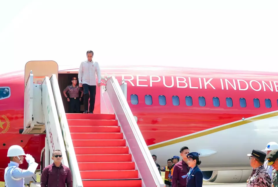 President Joko "Jokowi" Widodo walks down the stairs of his aircraft as he heads to the new capital Nusantara on Sep. 12, 2024. Jokowi arrives at the Balikpapan international airport first before he goes to the new capital on a helicopter. (Photo Courtesy of Presidential Press Bureau)