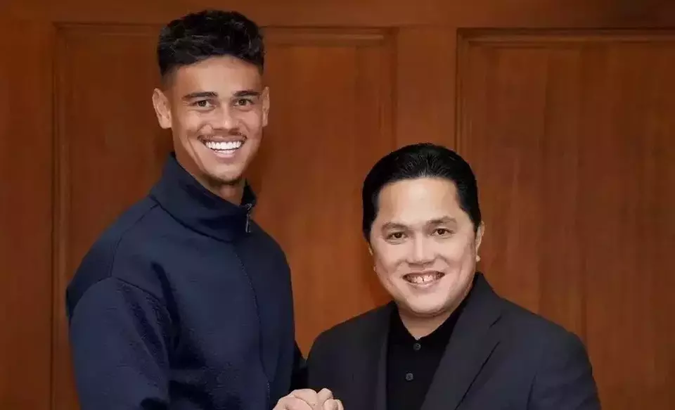 Mees Hilgers (left) and PSSI Chairman Erick Thohir. The House of Representatives Commission III has approved a proposal to grant Indonesian citizenship to two footballers, Eliano Johannes Reijnders Lekatompessy and Mees Victor Joseph Hilgers, on Tuesday, Sept. 17, 2024. (PSSI)