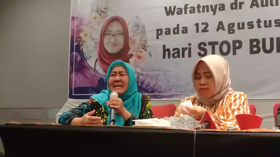 Nuzmatun Malinah (left), the grieving mother of Dr. Aulia Risma Lestari, breaks down while recounting the harsh conditions her daughter faced during her specialist training at Diponegoro University's Anesthesia Program at Dr. Kariadi General Hospital, Wednesday, Sept. 18, 2024. (Beritasatu.com/Muhammad Iqbal Ikromi)