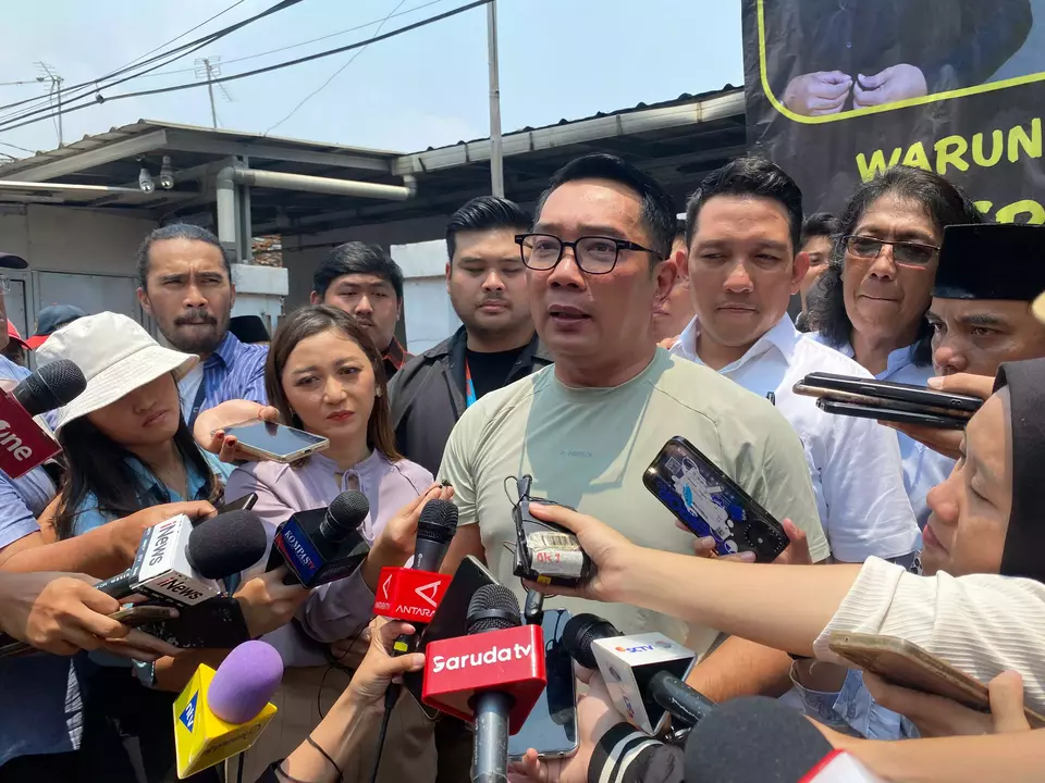 Jakarta gubernatorial candidate Ridwan Kamil speaking to reporters during a visit to Warakas in North Jakarta, Friday, Sept. 20, 2024 (Beritasatu.com/Agnes Valentina Christa)