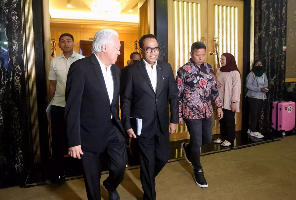 Transportation Minister Budi Karya Sumadi (center) is welcomed by B-Universe Executive Chairman Enggartiasto Lukita (left) and B-Universe CEO Rio Abdurachman (right) during the Jakartaglobe.id Forum themed "Connectivity as the Key to Economic Equality," held at Hotel Mulia, Jakarta, on Friday, Sept. 20, 2024. ( Berita Satu Photo/Joanito De Saojoao)