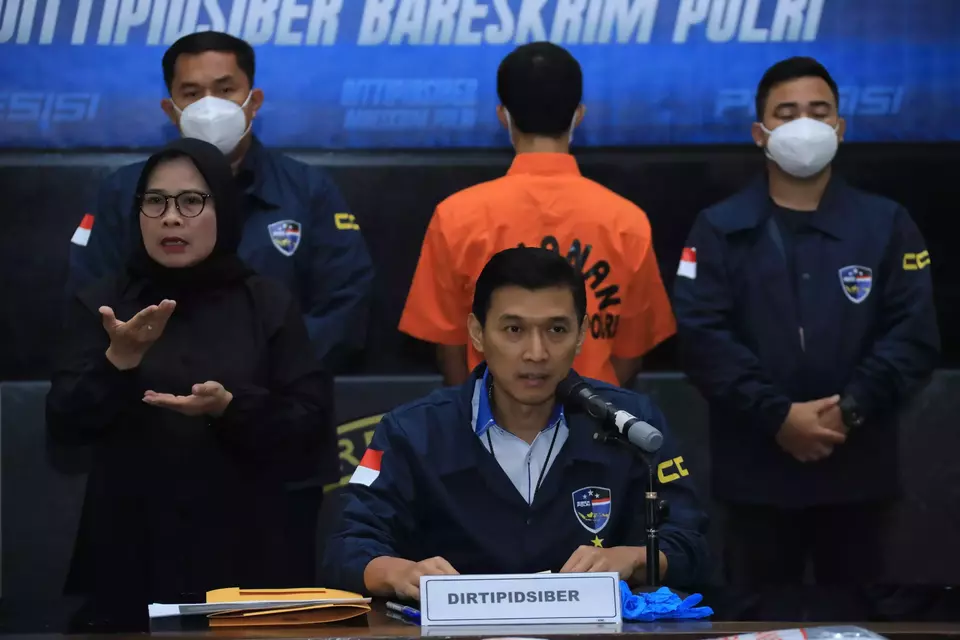 Himawan Bayu Aji, Director of Cyber Crime at the Indonesian National Police, holds a press conference on the hacking incident involving the National Civil Service Agency (BKN) website on Tuesday, Sept. 24, 2024. Barik Abdul Ghofur, a 25-year-old contract teacher from Banyuwangi, has been arrested for allegedly hacking into the BKN website and selling the stolen data on the dark web, reportedly earning $8,000 (Rp 121 million). (Beritasatu.com/Ilham Oktafian)