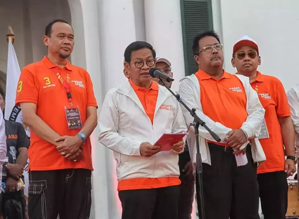 Jakarta gubernatorial candidate Pramono Anung, second left, speaks in a news conference in Jakarta accompanied by his running Rano Karno, second right, and campaign manager Cak Lontong, left, Tuesday, Sept. 24, 2024. (B-Universe Photo/Joanito De Saojoao)