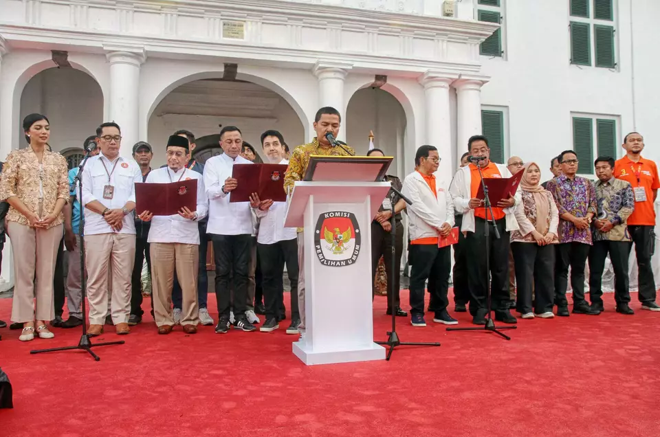 Chairman of the DKI Jakarta General Election Commission, Wahyu Dinata (center), reads the peace declaration, joined by the three pairs of gubernatorial and vice-gubernatorial candidates: Pramono Anung-Rano Karno, Ridwan Kamil-Suswono, and Dharma Pongrekun-Kun Wardana, in Kota Tua, Jakarta, on Tuesday, Sept. 24, 2024. (Berita Satu Photo/Joanito De Saojoao)