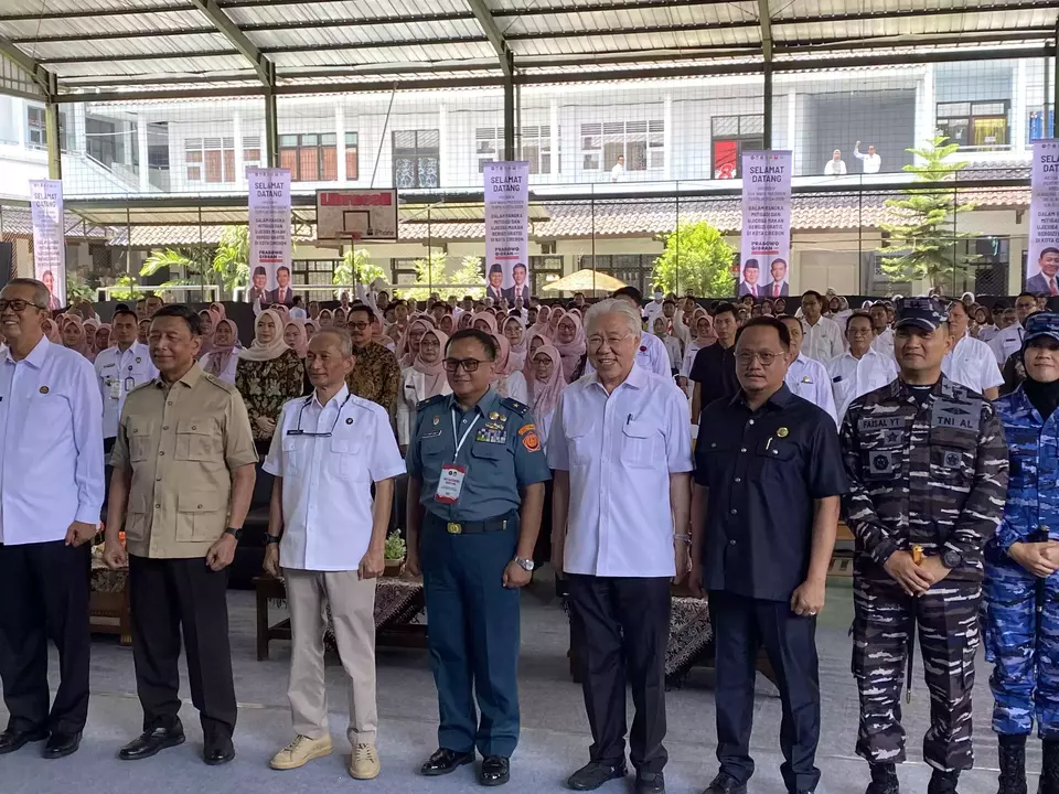 B-Universe Executive Chairman and Former Trade Minister Enggartiasto Lukita inspects a free meal trial at SMPN 1 Cirebon middle school on Sep. 25, 2024. (B1 Photo)