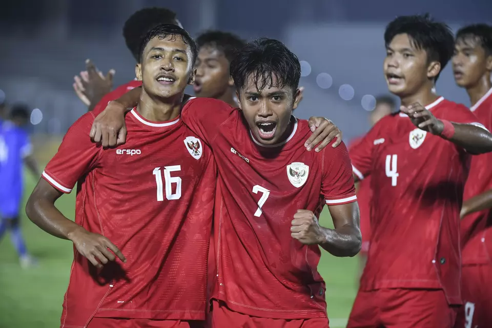 Dony Tri Pamungkas, left, and Figo Dennis Saprutananto, second left, celebrate a goal during the U-20 Asian Cup Group F qualifying match between Indonesia and the Maldives at Madya Stadium in Jakarta, Wednesday, Sept. 25, 2204. (Antara Photo/Hafidz Mubarak)