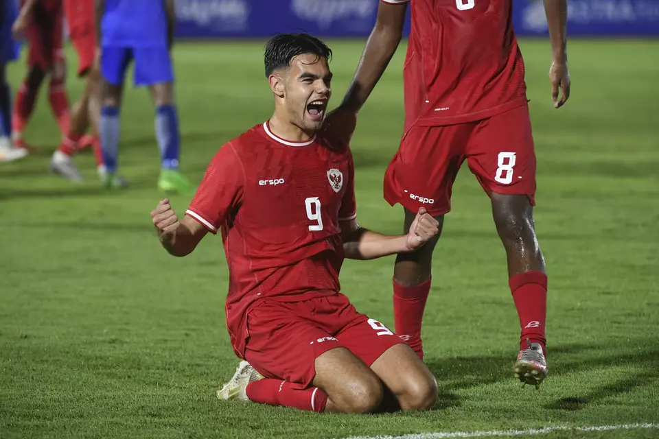Indonesia's youth football team player Jens Raven celebrates after scoring a goal against Maldives at the 2025 AFC U-20 Asian Cup Qualifiers at the Gelora Bung Karno Madya stadium in Jakarta on Sep. 26, 2024. (Antara Photo/Hafidz Mubarak A)