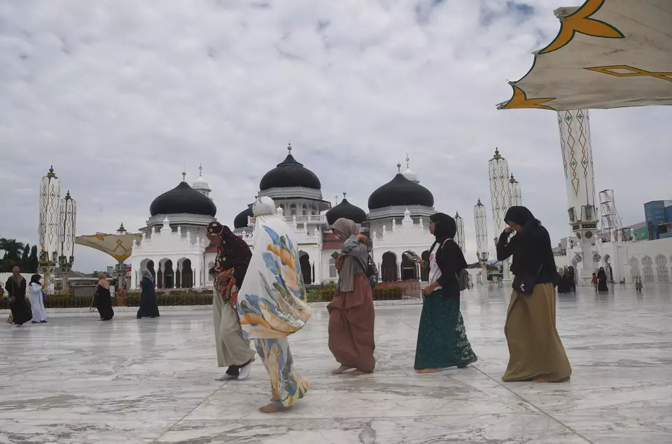 Several PON XXI's athletes and officials visit the Baiturrahman Great Mosque in Aceh on Sep. 13, 2024. (Antara Photo/Syifa Yulinnas)