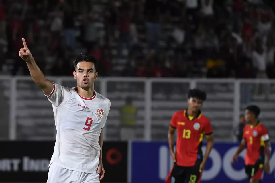 Indonesian U-20 striker Jens Raven celebrates after scoring against Timor Leste U-20 during the U-20 Asian Cup 2025 qualifiers at Madya Senayan Stadium, Jakarta, on Friday, Sept. 27, 2024. (ANTARA FOTO/Hafidz Mubarak A)