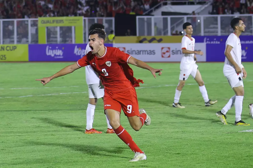Indonesian footballer Jens Raven celebrates his goal during the U-20 Asian Cup qualifying match against Yemen at Madya Stadium in Jakarta, Sunday, Sept. 29, 2024. (Antara Photo/Dhemas Reviyanto)