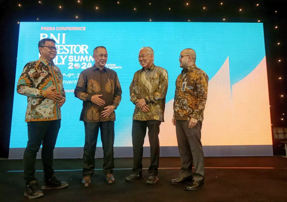From left to right: B-Universe's chief executive officer Rio Abdurrachman, BNI's president director Royke Tumilaar, B-Universe's executive chairman Enggartiasto Lukita, BNI's digital and transaction banking director Hussein Paolo Kartadjoemena at the 2024 BNI Investor Daily Summit press conference in Jakarta on Sep. 30, 2024. (B Universe Photo/Joanito de Saojao)