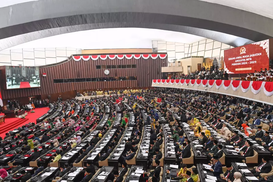 Newly-elected legislators and senators wait for the swearing-in ceremony at the Nusantara Building, Parliament Complex, Senayan, Jakarta, on Tuesday, Oct. 1, 2024. (Antara Photo/Dhemas Reviyanto).