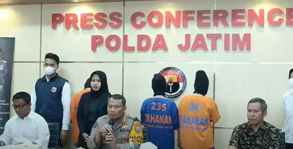 East Java Police hold a press conference in Surabaya on Tuesday, October 1, 2024, of a raid on a sex party at a villa in Batu City. Twelve individuals were arrested during the operation. (Beritasatu.com/Ali Achmad)