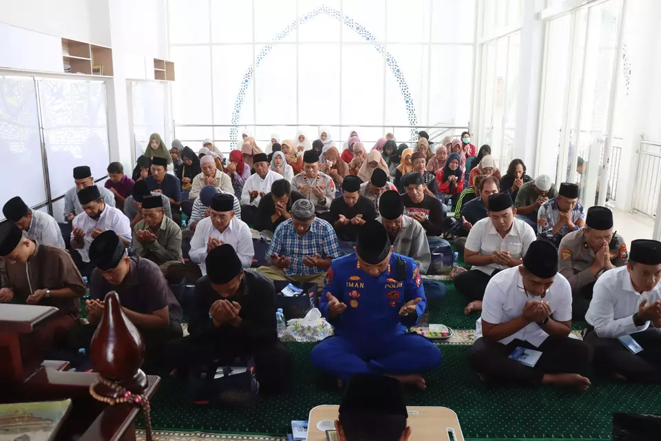 Police officers from the Malang Police Department and the families of Kanjuruhan tragedy victims hold a prayer service commemorating the second anniversary of the tragedy at Al Ajmi Mosque in Malang on Tuesday, October 1, 2024. (Beritasatu.com/Didik Fibrianto)