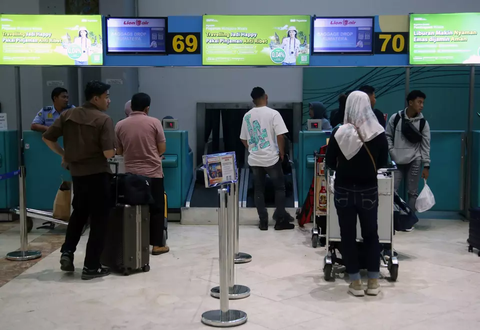 Flyers queue in front of the check-in counters at the Soekarno-Hatta International Airport in Tangerang on Sep. 24, 2024. (Antara Photo/Muhammad Iqbal)