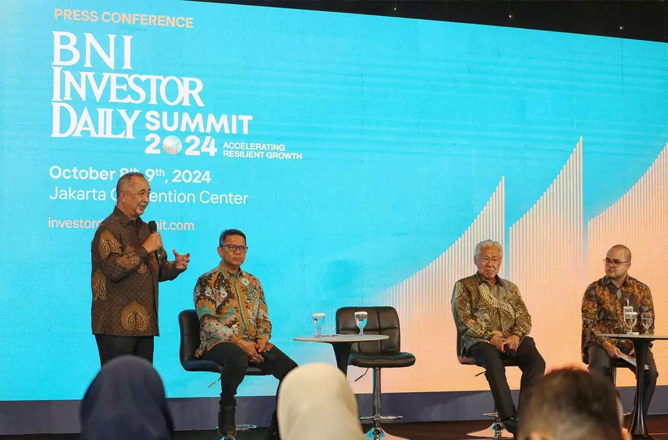BNI Chief Executive Officer Royke Tumilaar, left, speaks in a news conference accompanied by B-Universe CEO Rio Abdurrachman, second left, B-Universe Executive Chairman Enggartiasto Lukita, second right, and BNI Digital & Transaction Banking Director Hussein Paolo Kartadjoemena, right, in Jakarta on Monday, Sept. 30, 2024. (B-Universe Photo/Joanito De Saojoao)