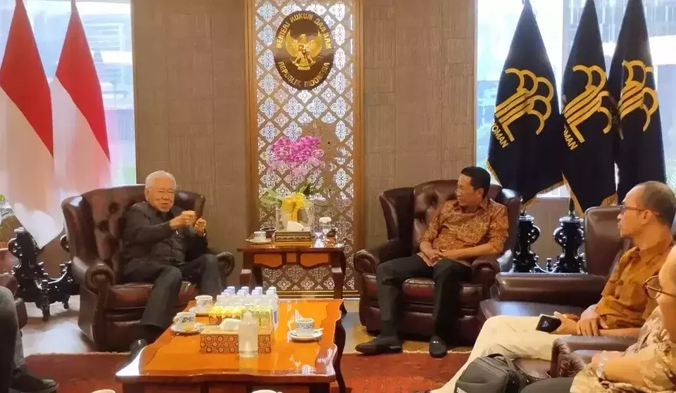 B-Universe Media Holdings Executive Chairman Enggartiasto Lukita, left, speaks with Justice Minister Supratman Andi Agtas, at the Justice Ministry office in Jakarta, Thursday, Oct. 3, 2024. (Stefani Wijaya)