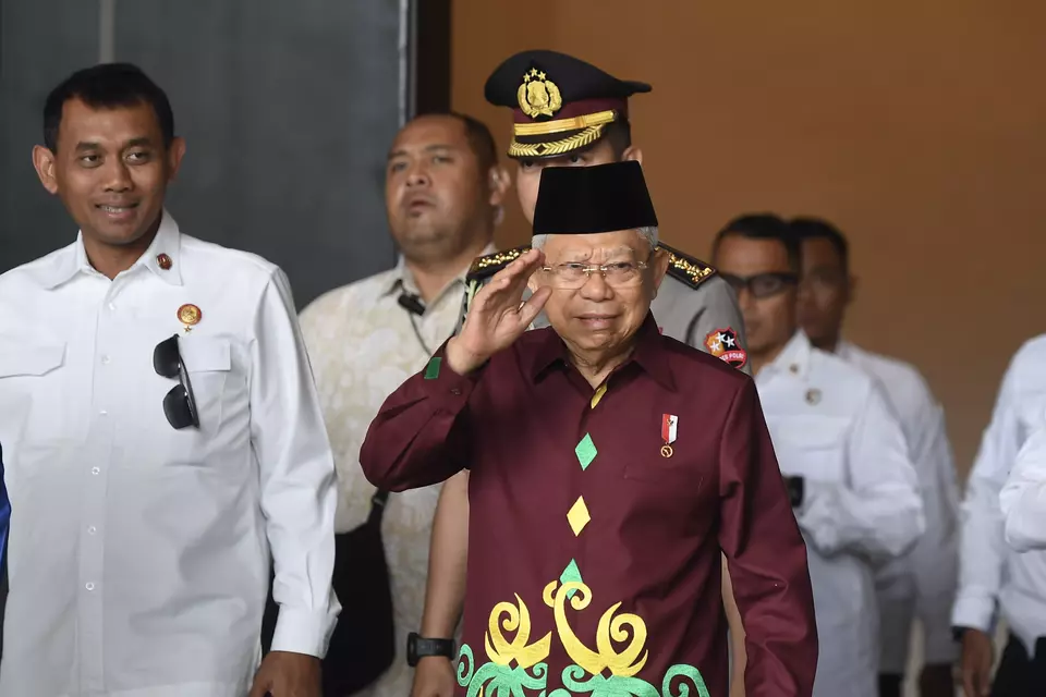 Vice President Ma'ruf Amin walks to his car after attending the final cabinet meeting at the Garuda Palace in new capital Nusantara on Sep. 13, 2024. (Antara Photo/M Risyal Hidayat)	