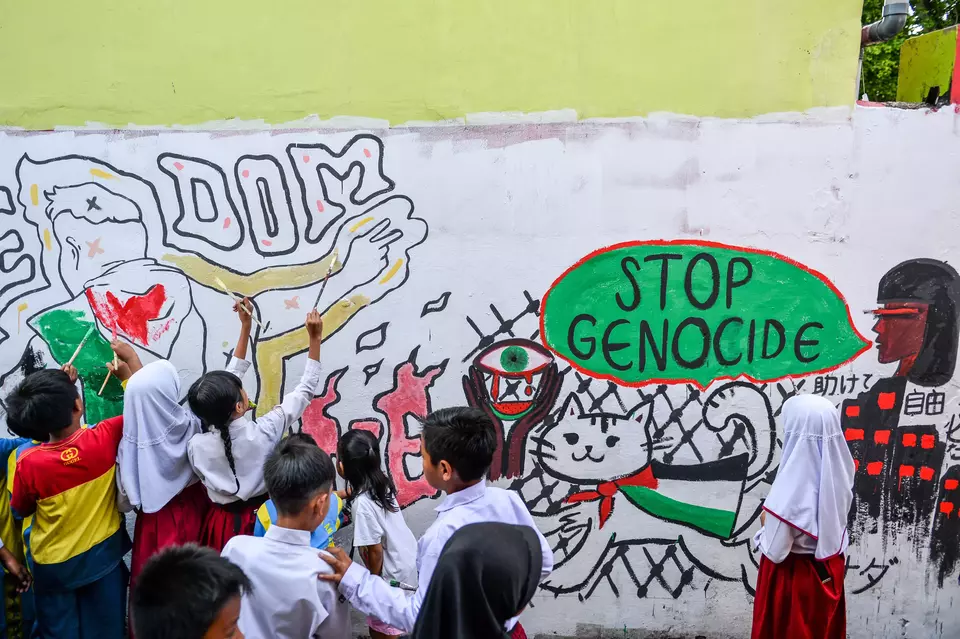 Indonesian elementary schools draw mural art to show their support for Palestine in Bandung on Oct. 7, 2024. (Antara Photo/Raisan Al Farisi)