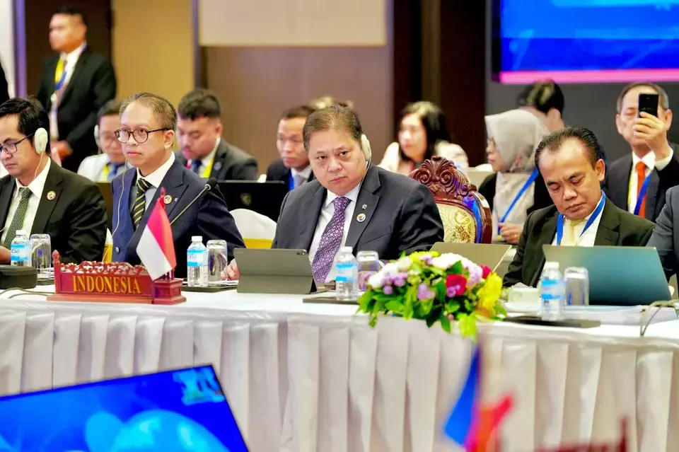 Chief Economic Affairs Minister Airlangga Hartarto meets with Singapore's Deputy Prime Minister and Trade and Industry Minister Gan Kim Yong during the 24th AEC Council Meeting in Vientiane, Laos, on Monday, October 7, 2024. (Economic Affairs Ministry's Office)