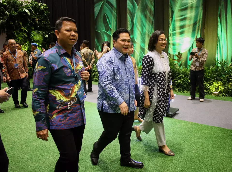 From left to right: B-Universe President Director Rio Abdurachman, State-Owned Enterprises Minister Erick Thohir, and Finance Minister Sri Mulyani at the opening of the "BNI Investor Daily Summit 2024" at the Jakarta Convention Center (JCC), Senayan, Jakarta, on Tuesday, Oct. 8, 2024. (Berita Satu Photo/Joanito De Saojoao).