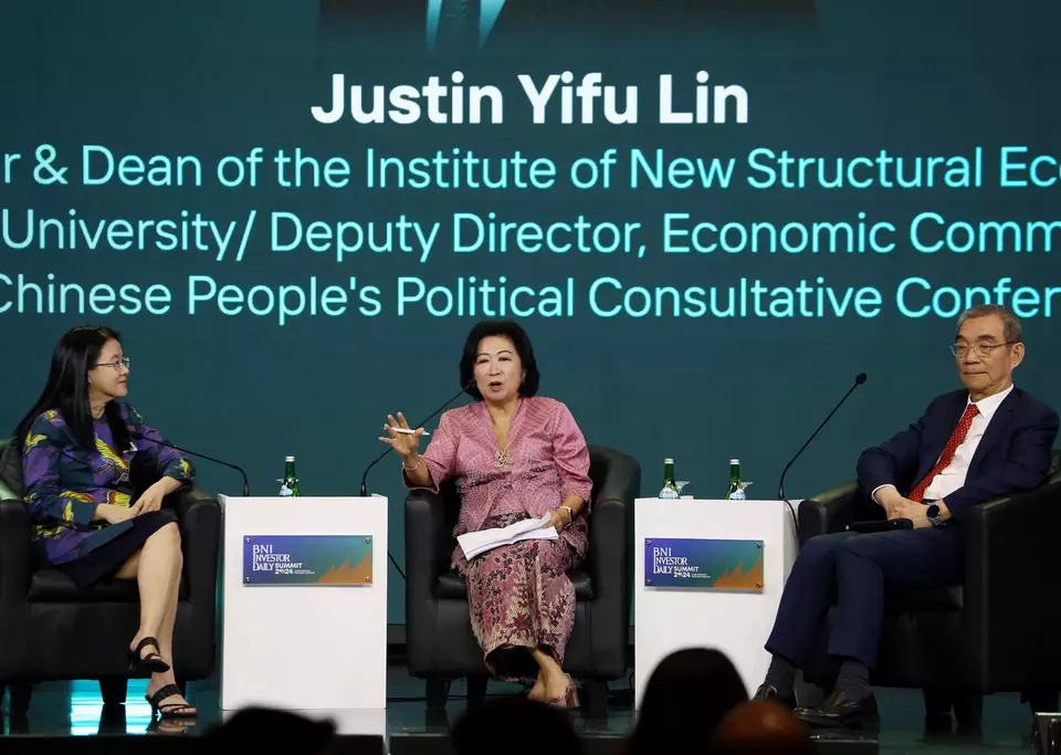 Mari Elka Pangestu (center), former Managing Director of Development Policy Partnerships at the World Bank, speaks alongside Justin Yifu Lin, Professor and Dean of the Institute of New Structural Economics at Peking University, during Plenary Session 1: Indonesia & The New Global Economic Order at the BNI Investor Daily Summit 2024 in Jakarta on Tuesday, October 8, 2024. (Berita Satu Photo/Joanito De Saojoao).