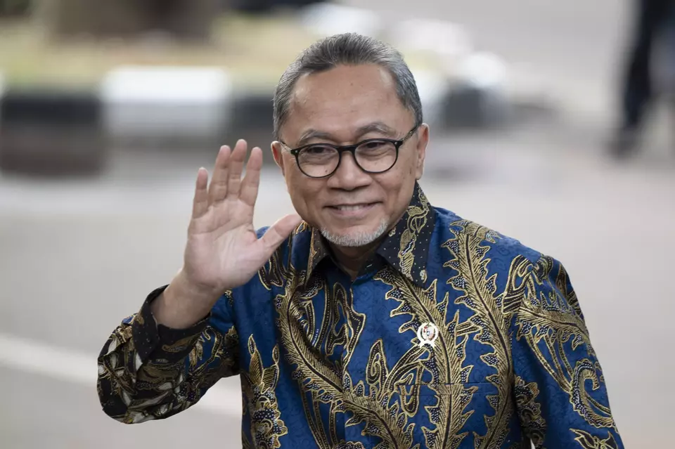 National Mandate Party (PAN) chairman Zulkifli Hasan waves to reporters' camera as he arrives at President-Elect Prabowo Subianto's residence at Kertanegara, Jakarta, on Oct. 14, 2024. (Antara Photo/Aprillio Akbar)
