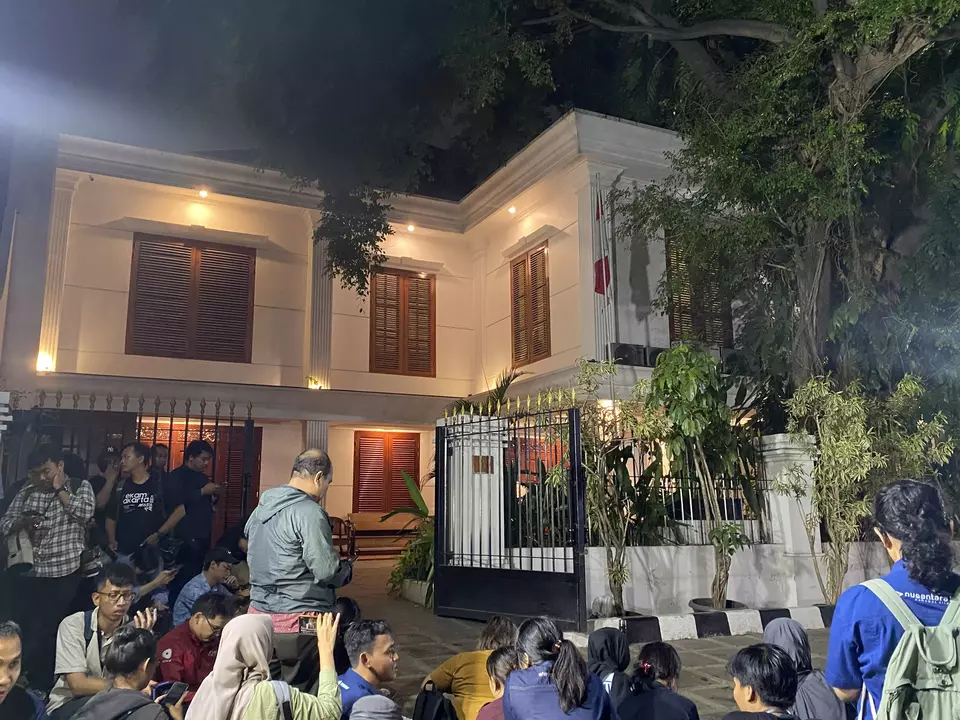 Reporters stand by at President-elect Prabowo Subianto's residence on Jalan Kertanegara in South Jakarta on Monday, October 14, 2024. By Monday evening, Prabowo had engaged in one-on-one discussions with 49 candidates for ministerial positions. (Beritasatu.com/Juan Ardya Guardiola)