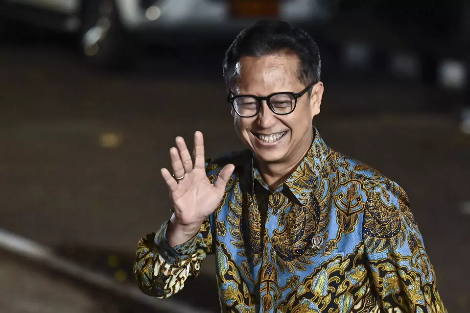 Health Minister Budi Gunadi Sadikin greets reporters upon arriving at the residence of President-elect Prabowo Subianto in Kertanegara, South Jakarta, on Monday, Oct. 14, 2024. Prabowo has summoned several figures believed to be potential candidates for ministerial and state agency positions in the upcoming administration.(ANTARA FOTO/Aprillio Akbar)
