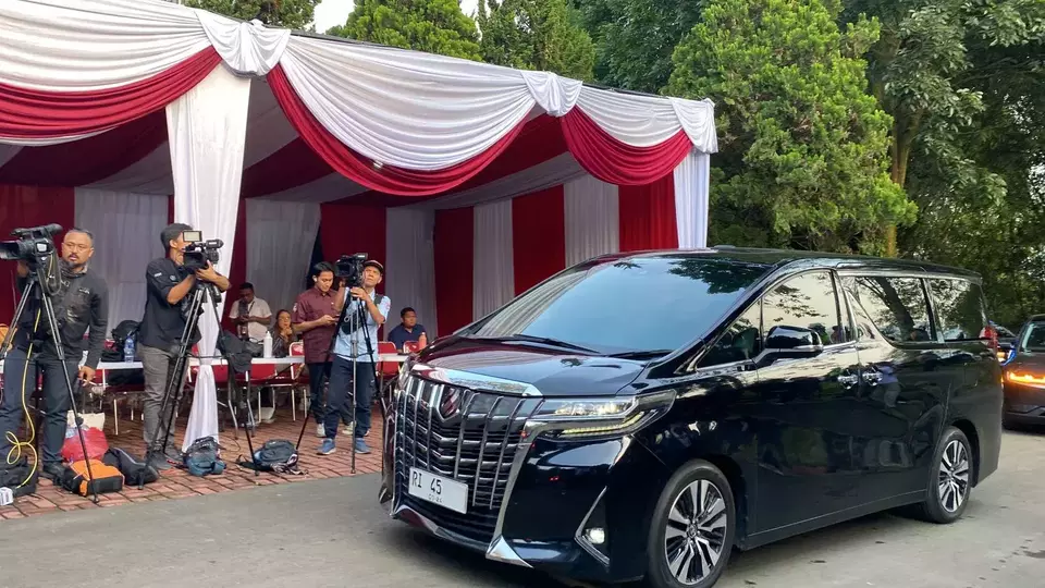 Prospective ministers, deputy ministers, and heads of agencies for the upcoming Prabowo-Gibran cabinet arrive at Prabowo Subianto