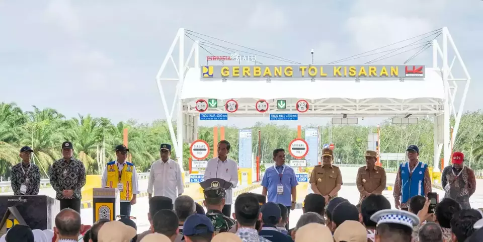 President Joko Widodo inaugurates the Indrapura-Kisaran Toll Road Project Section 2 and the Bayung Lencir-Tempino Project developed by PT PP at the Kisaran Toll Gate, Asahan Regency, North Sumatra Province, on October 16, 2024. (PT PP)