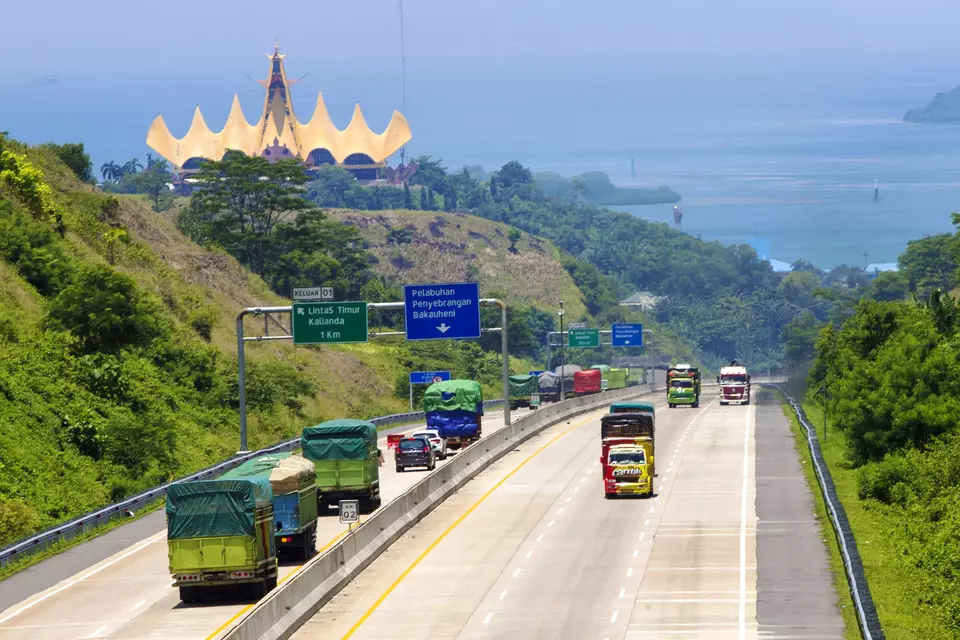 This undated photo shows trucks passing the Trans-Sumatra toll road. (JG Photo/Ruht Semiono)