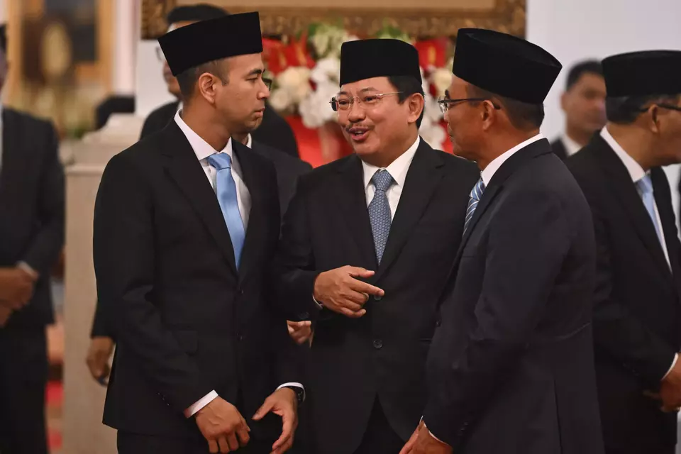 Presidential special advisor on national health Terawan Agus Putranto (center) converses at the State Palace in Jakarta shortly before his inauguration on Oct. 22, 2024. (Antara Photo/Sigid Kurniawan)