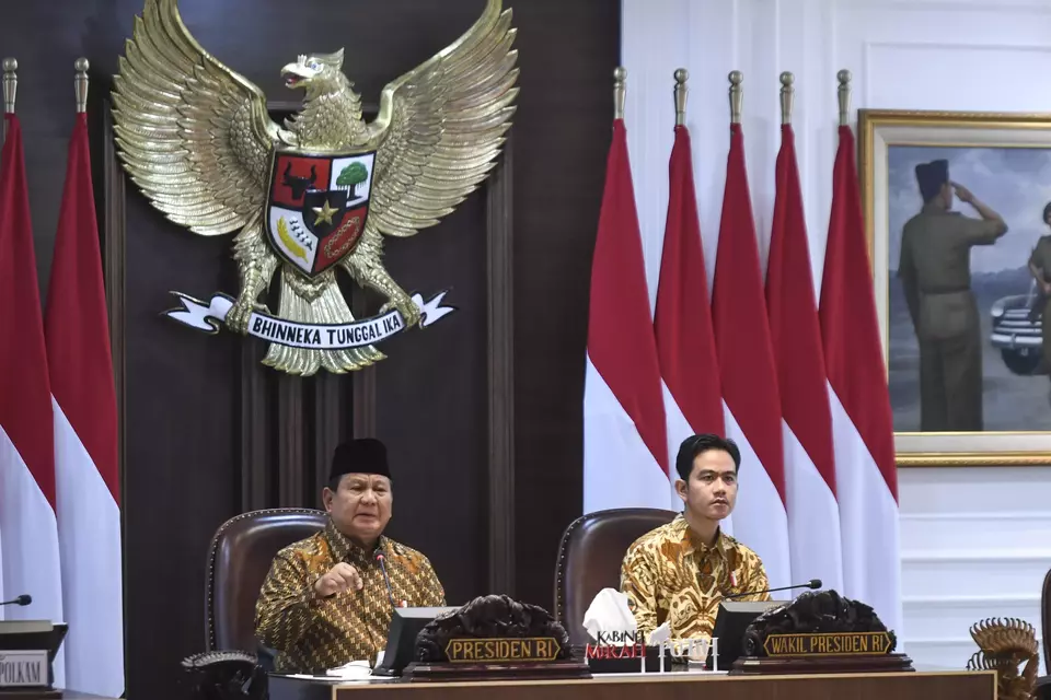 President Prabowo Subianto, left, and Vice President Gibran Rakabuming Raka lead a cabinet meeting at the State Palace in Jakarta, Wednesday, Oct. 23, 2024. (Antara Photo/Hafidz Mubarak)