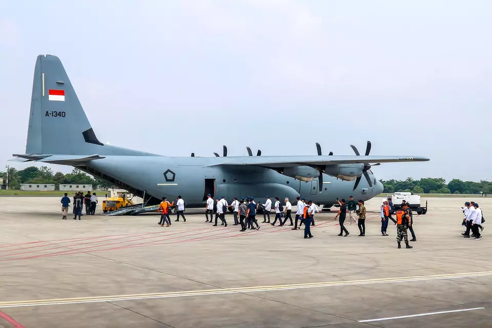 New Experience Ministers Flown to Magelang Retreat in Military