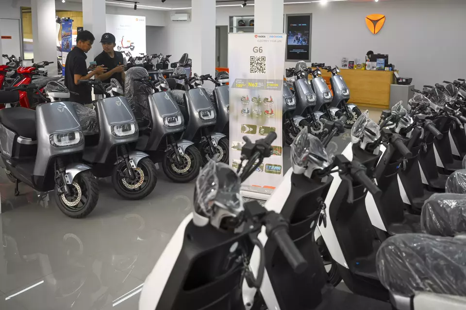 Workers inspect electric motorcycles at a dealership in the Pasar Minggu area, South Jakarta, Monday, Oct. 8, 2024. (Antara Photo/Muhammad Ramdan)