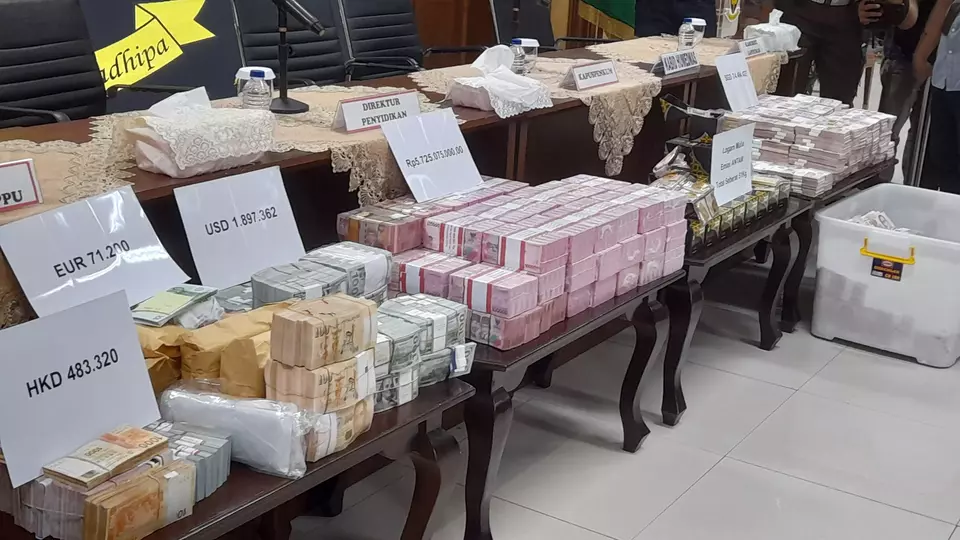 The Attorney General's Office (AGO) displays nearly IDR 1 trillion seized from retired Supreme Court official Zarof Ricar on Friday, October 25, 2024. Zarof was arrested in Jimbaran, Bali, on Thursday, allegedly in connection with bribing three judges who acquitted Ronald Tannur, 31, in the high-profile murder case of his former girlfriend, Dini Sera Afrianti, 28. (Beritasatu.com/Ilham Oktafian)	