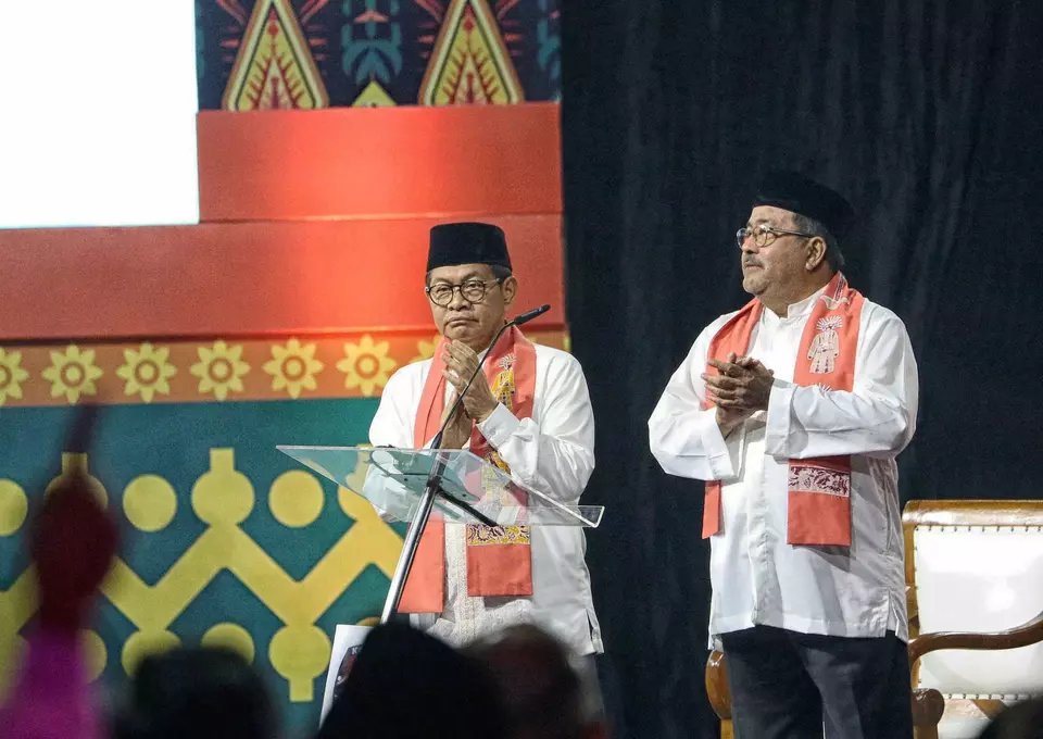 Pasangan calon gubernur dan calon wakil gubernur (cagub-cawagub) peserta Pilkada Jakarta 2024 nomor urut 3, Pramono Anung-Rano Karno (Pram-Doel), dalam debat kedua yang diselenggarakan Komisi Pemilihan Umum (KPU) DKI Jakarta di Beach City Internasional Stadium (BCIS), Jakarta Utara, Minggu (27/10/2024). Tema yang diangkat dalam debat kedua yakni "Ekonomi dan Kesejahteraan Sosial". T