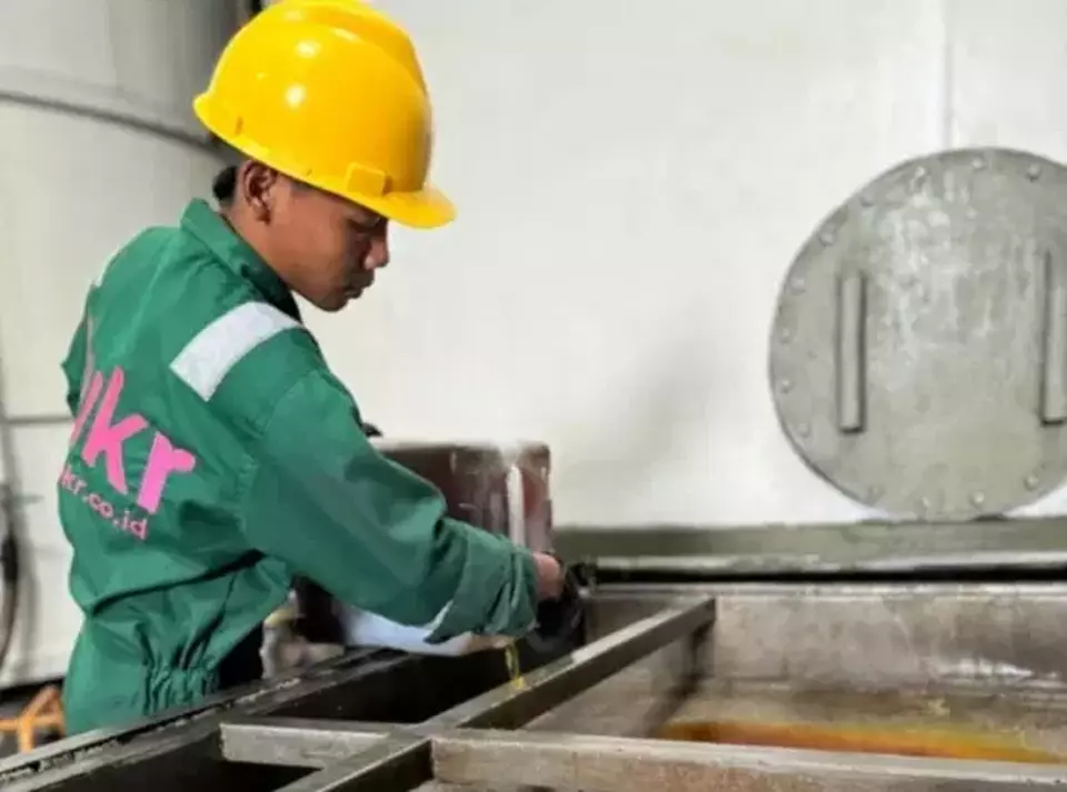 An employee at TUKR pours used cooking oil collected from food production waste generated by restaurants, hotels, malls, and various other places. This oil is then sent to a bio-refinery to produce environmentally friendly fuels, including sustainable aviation fuel. (Photo Courtesy of Chandra Asri)