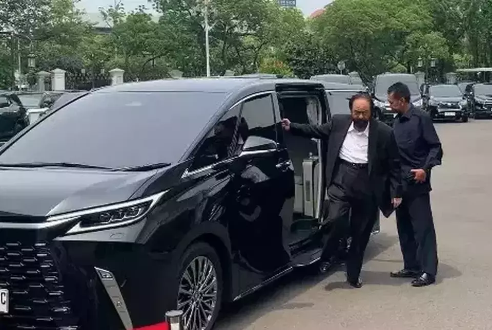 National Democratic Party (Nasdem) Chairman Surya Paloh arrives at the State Palace to attend a meeting with President Prabowo Subianto and fellow party leaders of the coalition, Friday, Nov. 1, 2024. (B-Universe Photo/Fito Akhmad Erlangga)