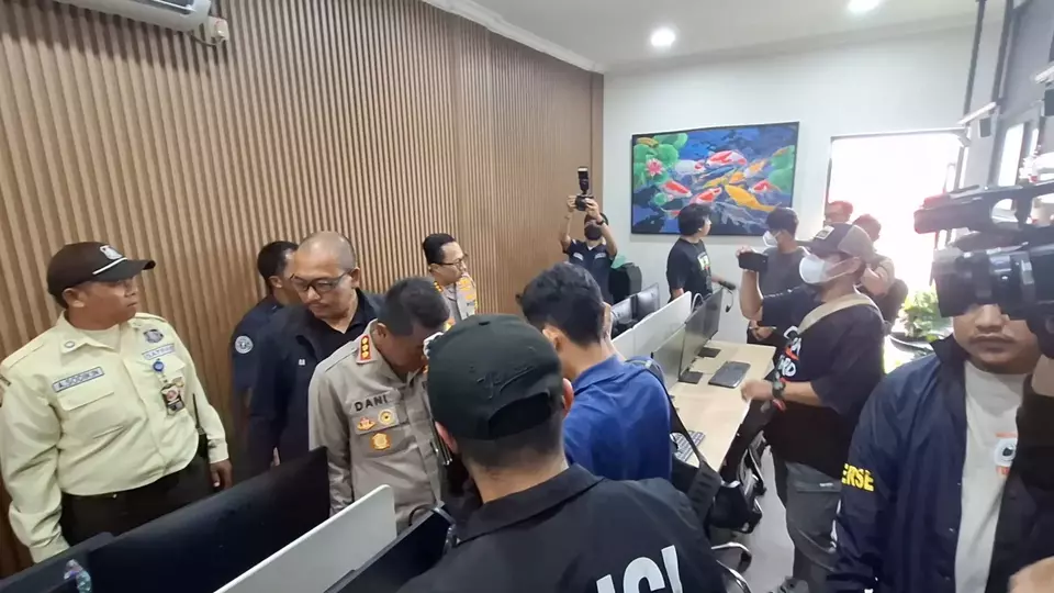 Police from Polda Metro Jaya raid an online gambling office in Bekasi, West Java, on November 1, 2024, apprehending suspects linked to the Communication and Digital Affairs Ministry for misusing their authority to facilitate illegal activities. (Beritasatu.com/Rino Fajar Setiawan)