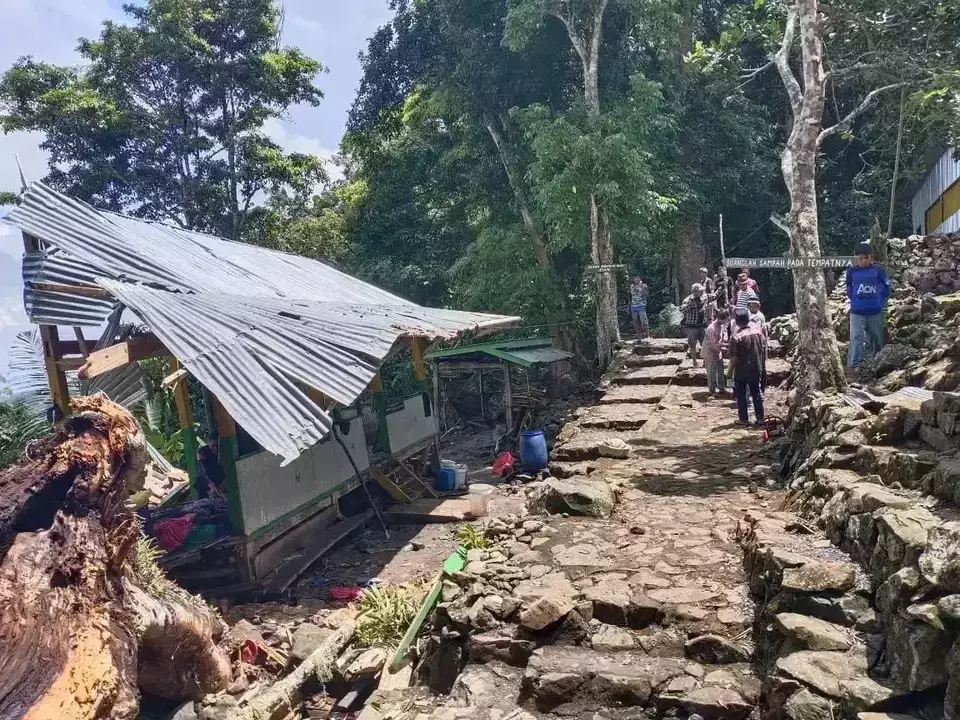 Villagers gather at the Bulu Matanre Shrine where a giant tree collapsed on a cabin and killed nine visitors in Lalabata District, Soppeng Regency, South Sulawesi, Sunday, Nov. 3, 2024. (B-Universe Photo/Irfandi Ahmad Nasir)