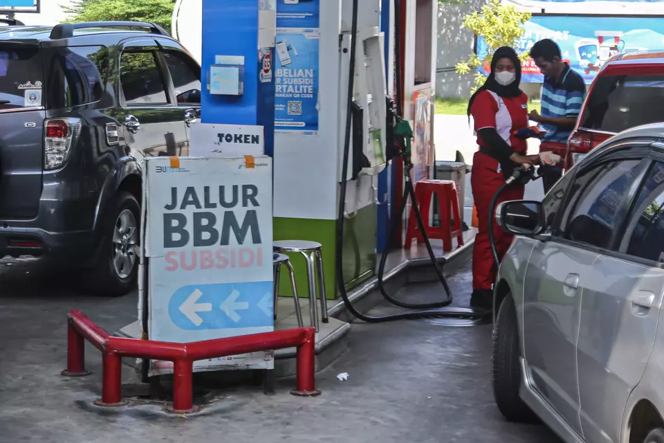 A Pertamina Fuel Station worker fills gasoline in a car in Semarang on Oct. 18, 2024. (Antara Photo/Makna Zaezar)