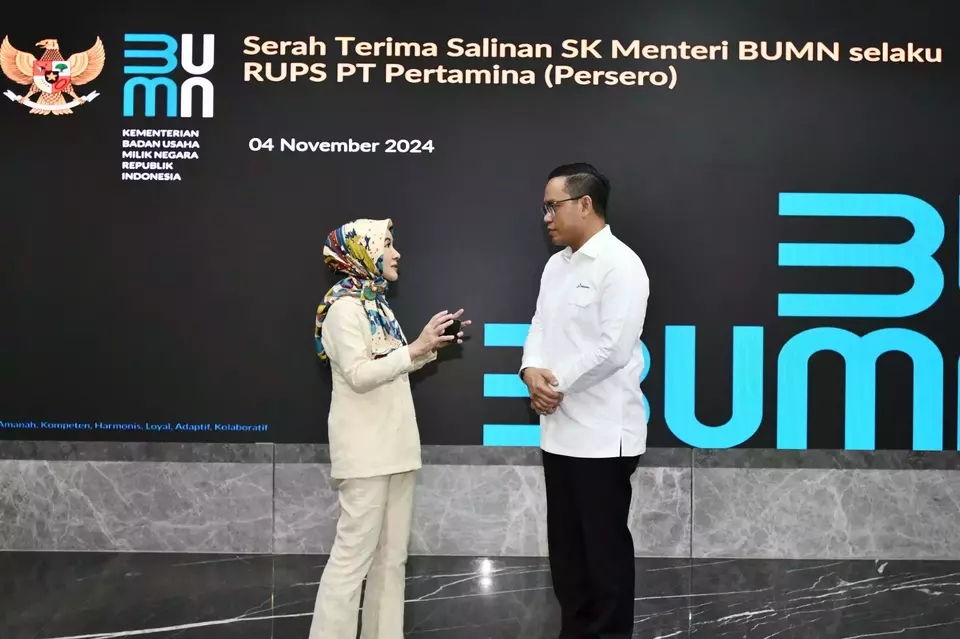 Simon Aloysius Mantiri (right) officially replaces Nicke Widyawati as the president director of the state oil and gas firm Pertamina. (Handout Photo)